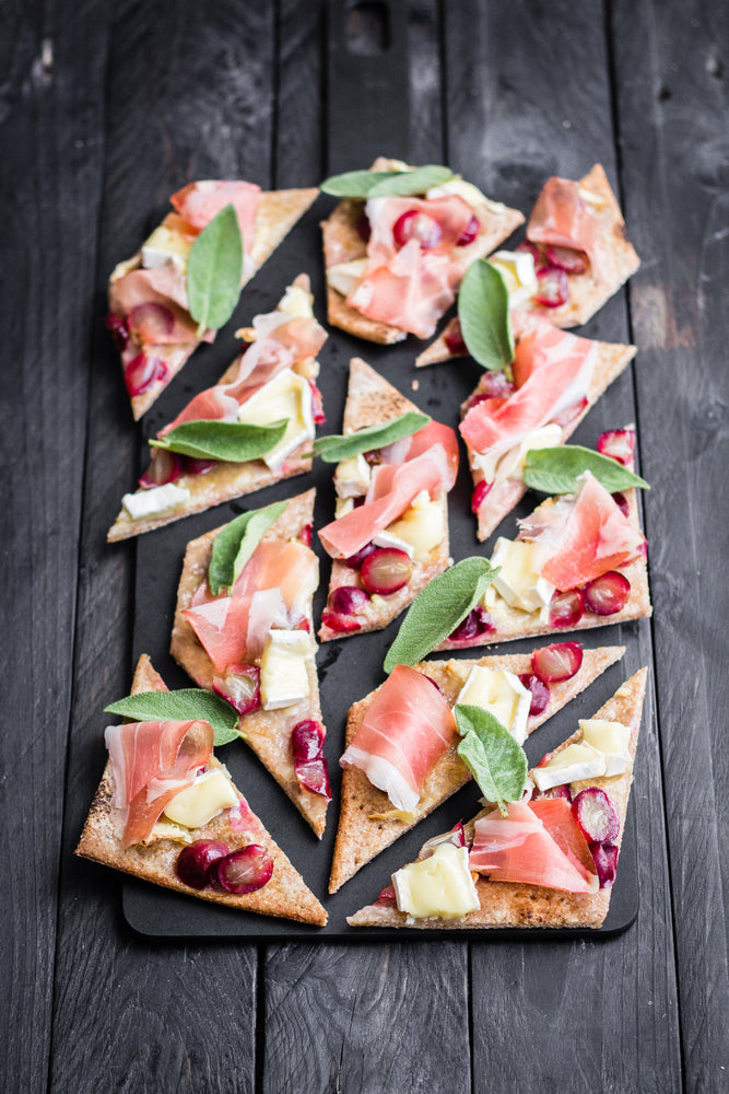 Fladenbrot mit Südtiroler Speck, Brie, blauen Trauben und Salbei ... Fladenbrot mit Südtiroler Speck, Brie, blauen Trauben und Salbei ...