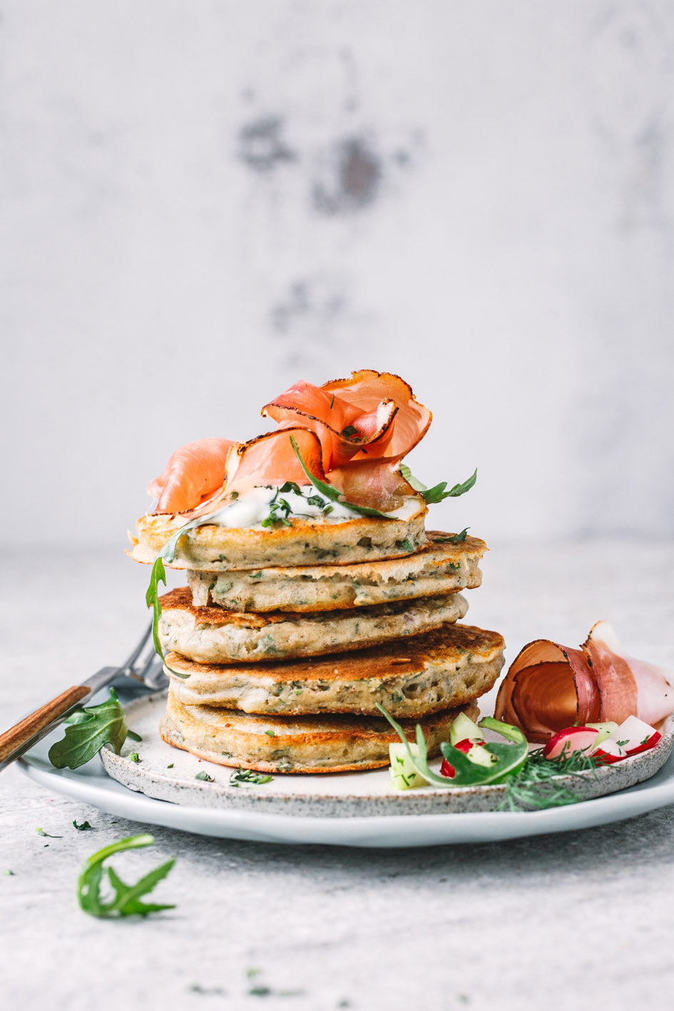 Kräuter-Zucchini-Pancakes mit Südtiroler Speck